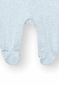 Peto para bebé de color azul claro hecho de tela suave, con un patrón de puntos, cierres a presión y diseño con pies para mantener el calor.