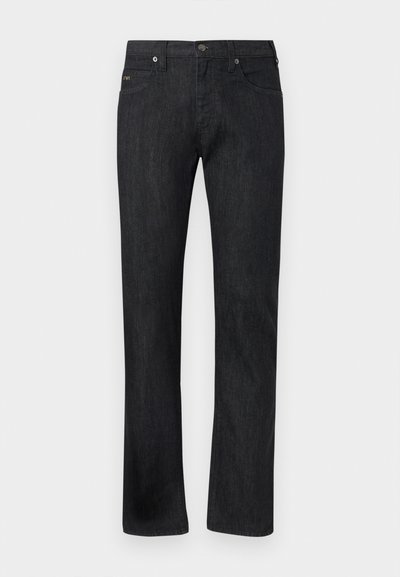 Μαύρο τζιν με ίσια γραμμή στα πόδια, πέντε τσέπες, θηλιές για ζώνη, κούμπωμα με κουμπί και διακριτικό λογότυπο της μάρκας στην μπροστινή δεξιά τσέπη.