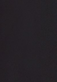 Schwarzer Stoff mit einer glatten, matten Textur. Die Oberfläche erscheint einheitlich ohne sichtbare Muster oder Hardwaredetails.