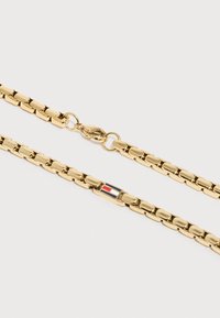 Κολιέ με χρυσή αλυσίδα και ορθογώνιους κρίκους, με λεπτομέρεια από σμάλτο σε κόκκινο, λευκό και μπλε και κούμπωμα με κλιπ αστακού σε λευκό φόντο.