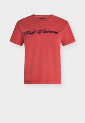 Κόκκινο κοντομάνικο T-shirt με στρογγυλή λαιμόκοψη και μαύρο κείμενο σε γραφή "Easily Distracted" στο στήθος, παρουσιάζεται σε λευκό φόντο.