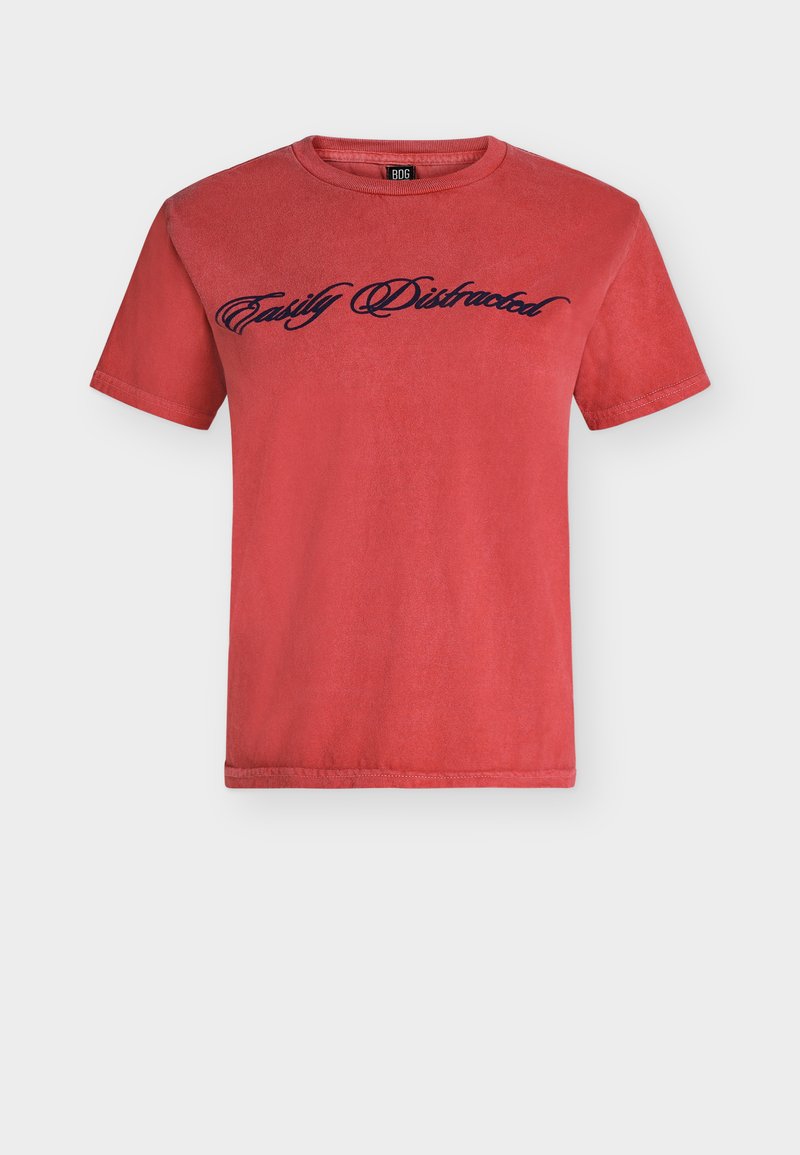 Κόκκινο κοντομάνικο T-shirt με στρογγυλή λαιμόκοψη και μαύρο κείμενο σε γραφή "Easily Distracted" στο στήθος, παρουσιάζεται σε λευκό φόντο.