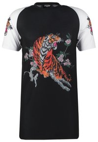 T-shirt noir avec manches courtes blanches, portant un design brodé d'un tigre et de fleurs. Texture lisse et forme classique de col rond.