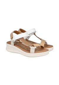 Sandalias en tonos beige y blanco con múltiples correas, cuero texturizado, plantilla acolchada y suela blanca ligeramente elevada.