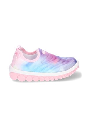 Sneaker typu slip-on z pastelowo różową podeszwą i cholewką tie-dye w odcieniach niebieskiego, fioletu i różu, z pętelką na pięcie.