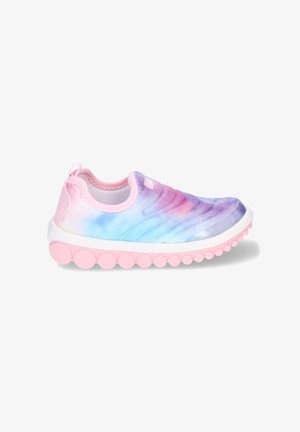 Sneaker typu slip-on z pastelowo różową podeszwą i cholewką tie-dye w odcieniach niebieskiego, fioletu i różu, z pętelką na pięcie.