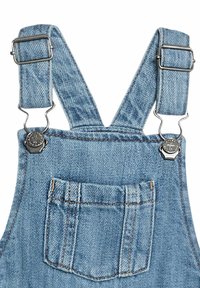 Pantalones de mezclilla con tirantes ajustables de metal, color azul claro, con un bolsillo delantero y patrones de costura clásicos. Tejido texturizado.