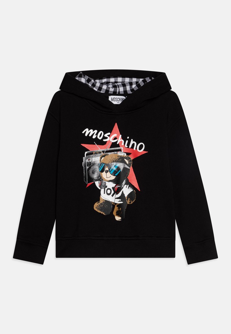 Sudadera negra con un gráfico de un oso de peluche que lleva gafas de sol, una boombox y el texto "moschino toy", rodeado por un diseño de estrellas rojas.