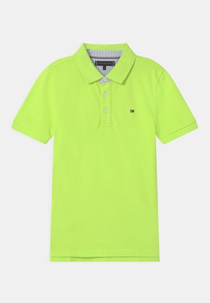 Neon-grünes Poloshirt aus Baumwolle. Verfügt über einen klassischen Kragen, eine 3-Knopf-Leiste und gestreifte Details im Inneren des Kragens.