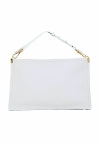 Pochette en cuir blanc avec une texture lisse, accents en métal doré et une bandoulière amovible. Présente une forme rectangulaire avec un design minimaliste.