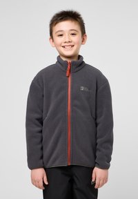 Giacca in pile grigia con colletto alto, dotata di zip arancione e dettaglio del logo. Design a zip intera con maniche lunghe.