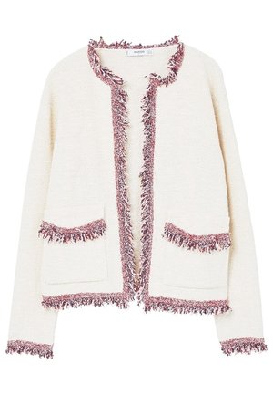 Roomkleurige cardigan met open voorkant en een crème textuur, met een bordeauxrode franjerand aan de kraag, voorranden, zakken, zoom en manchetten.
