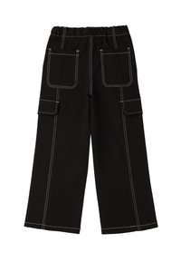Czarne spodnie cargo z elastycznym paskiem, z białymi szwami, dwoma tylnymi kieszeniami oraz kieszeniami bocznymi do bezpiecznego przechowywania.