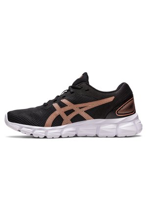 Zapatillas deportivas negras con parte superior de malla, acentos en oro rosa y una suela blanca acolchada con un patrón geométrico. Diseño con cordones.