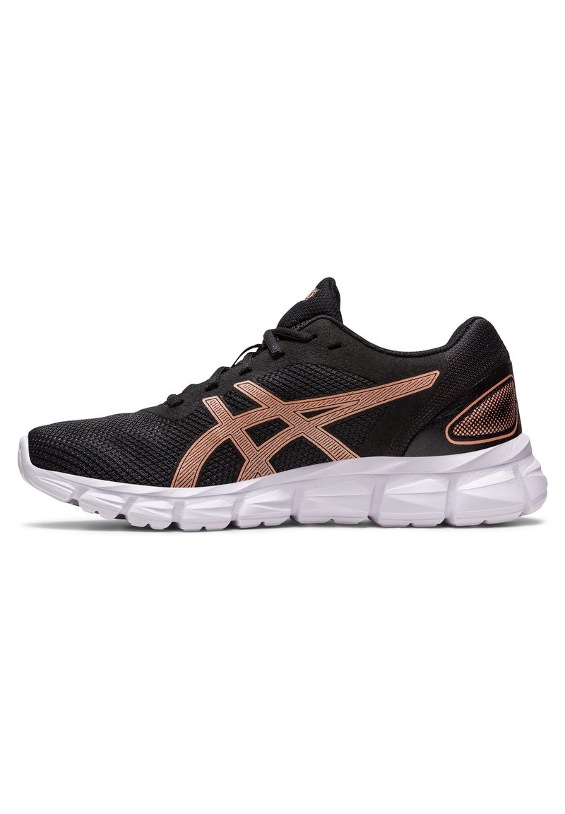 Zapatillas deportivas negras con parte superior de malla, acentos en oro rosa y una suela blanca acolchada con un patrón geométrico. Diseño con cordones.