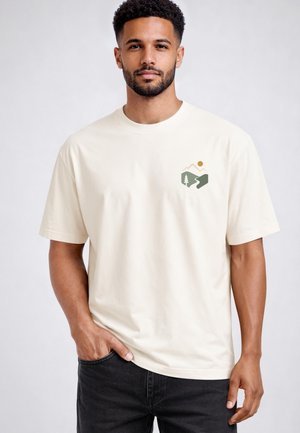 Neverless, HERREN T-SHIRT - MOUNTAIN TRAIL - RELAXED FIT PRINTSHIRTT - Print T-shirt - hell-beige