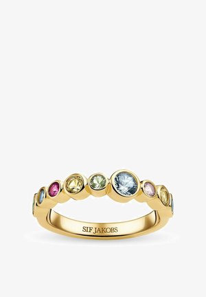 Guldring med vekslende bezel-satte runde ædelstene i blå, pink, gul, grøn og klar, graveret med "SIF JAKOBS" indeni båndet.
