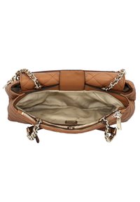 Borsa a tracolla in pelle trapuntata color tabacco con catene metalliche, chiusura a zip e rivestimento in tessuto beige. Presenta un'impronta del logo all'interno.