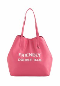 Bolso tote rosa hecho de un material texturizado. Presenta dos correas largas y texto blanco que dice "BOLSA DOBLE AMIGABLE" en la parte delantera.