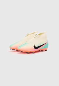 Moćne nogometne kopačke u nijansama limete zelene i ružičaste, s crnim swoosh logotipom, elegantnog dizajna, u slip-on stilu, s teksturiranom površinom za bolji grip.