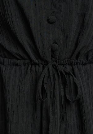 Mustmust tekstuuriga kleit, millel on kogutud vöökoht, paelaga ja nööbikasutustega. Kanga välimus on kortsus.