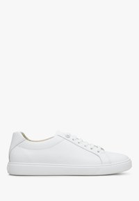 Białe skórzane sneakersy o gładkim wykończeniu, zaokrąglonym nosku, sznurowanej konstrukcji i subtelnym przeszyciu. Płaska gumowa podeszwa z minimalnymi akcentami.