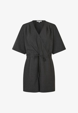 Tumši pelēks apģērbs ar īsām piedurknēm, saistīta vidukļa lente un teksturēta auduma. Izceļas ar dziļu V-veida kakla izgriezumu un brīvu piegriezumu.