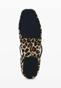 Scarpa flat con stampa leopardata, sopra in morbido pelo, suola in gomma nera e aperture laterali. Cuciture evidenti e dettagli hardware minimi.