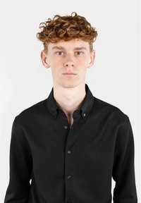 Svart skjorte med knapp foran, med krage, glatt tekstur og en subtil glans, med standard passform og skjult frontplacket.