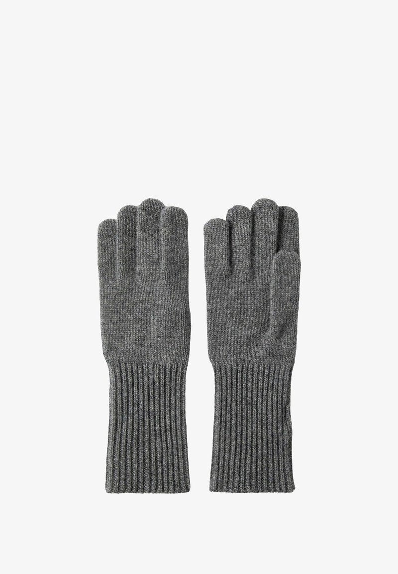 Ett par grå stickade ullhandskar med ribbade manschetter, liggande platt med fingrarna utsträckta och handflatorna nedåt.