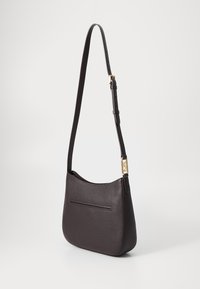 MICHAEL Michael Kors KENSINGTON XBODY - Skuldertasker - chocolate