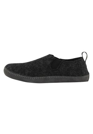 Des chaussures noires à enfiler en tissu feutré doux, dotées de panneaux élastiques sur les côtés, d'une semelle en caoutchouc grise et d'une boucle au talon pour un enfilage facile.