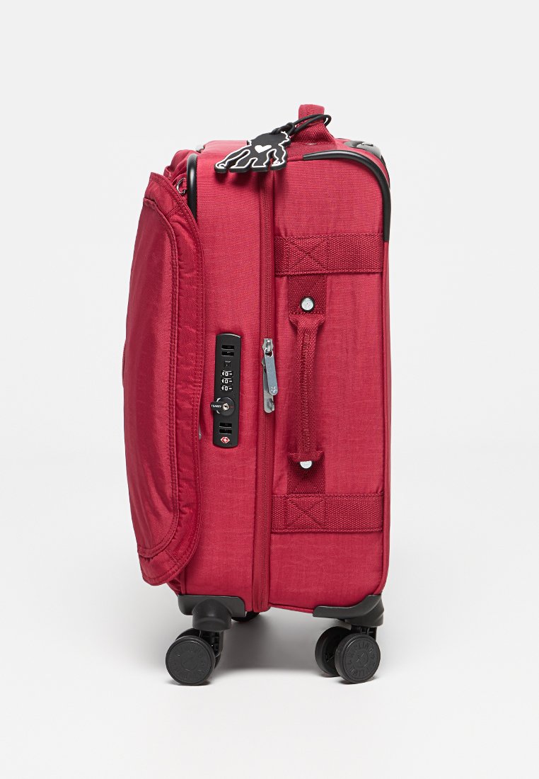 Roter Koffer mit strukturiertem Stoffbezug, verstellbarem Seitengriff, Reißverschlusstaschen und vier drehbaren schwarzen Rädern.