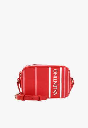 Sac bandoulière rectangulaire rouge avec des rayures verticales blanches et le texte "VALENTINO". Fabriqué en matériau texturé, il est doté d'une bandoulière amovible et de ferrures dorées.