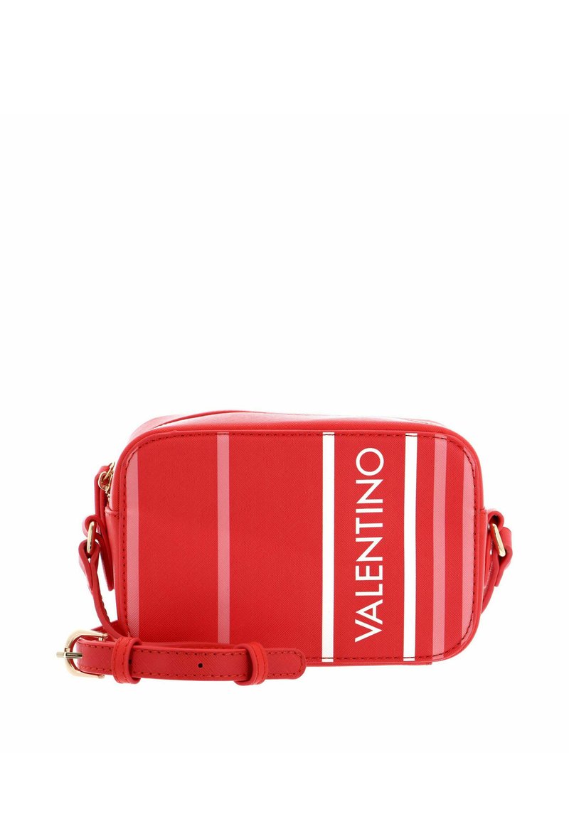 Sac bandoulière rectangulaire rouge avec des rayures verticales blanches et le texte "VALENTINO". Fabriqué en matériau texturé, il est doté d'une bandoulière amovible et de ferrures dorées.