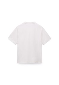 Κοντομάνικο, λευκό βαμβακερό t-shirt. Διαθέτει κλασική στρογγυλή λαιμόκοψη και ομαλή, απλή υφή χωρίς ορατά σχέδια ή διακοσμητικά στοιχεία.