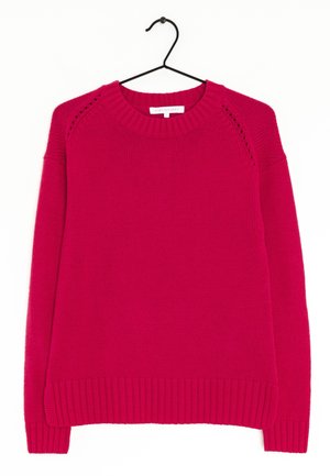Pull en maille rouge à col rond avec manches longues, suspendu à un cintre noir sur fond blanc.