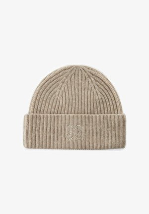 Beige geribbelde gebreide beanie met een omgeslagen rand, voorzien van een subtiele bloemenborduursel op de voorkant. Zachte textuur, warm en rekbaar materiaal.
