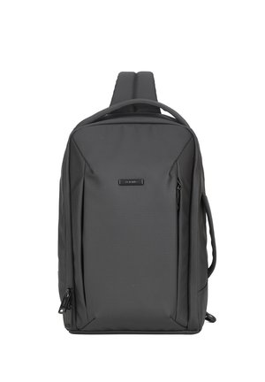 Zwarte rechthoekige rugzak met gevoerde banden, bovenhandvat, voorvak met verticale rits en merkembleem op het voorpaneel.