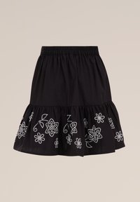 Zwarte katoenen rok met een elastische tailleband, voorzien van witte bloemenborduursels aan de zoom en een gelaagde ruchesontwerp.
