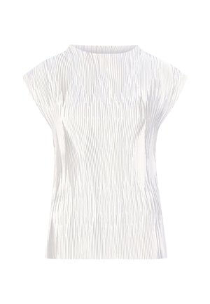 Top bianco con pieghe verticali e maniche a cappuccio, caratterizzato da un collo rotondo. La texture liscia esalta il design a strati e la leggera lucentezza.
