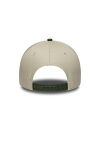 Beret bej cu formă rotundă, accente verzi și închidere tip snapback din plastic. Previne ventilația cu găuri de aerisire și o suprafață netedă, texturată.