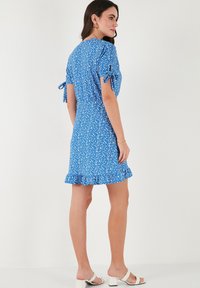 LELA FLORAL V NECK RUFFLE DETAIL MINI  - Dnevna haljina - baby blue
