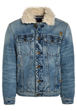 Niebieska kurtka jeansowa z guzikiem z przodu, kołnierzem z sztucznego kożucha, kieszeniami na piersi, naszywką na lewej piersi oraz zszyciami naprawczymi na ramieniu i boku.