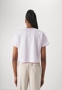 The North Face SIMPLE DOME CROPPED SLIM TEE - T-shirts med print - icy lilac
