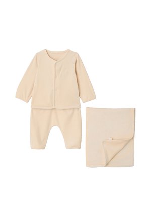 Baby-Outfit in Cremefarbe mit Rippstruktur, bestehend aus langärmligem Oberteil, Hose und passender gefalteter Decke auf weißem Hintergrund.