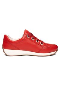 Zapatilla casual de cuero rojo con cordones burdeos, suela acolchada blanca y banda de rodadura marrón sobre un fondo blanco, vista lateral.