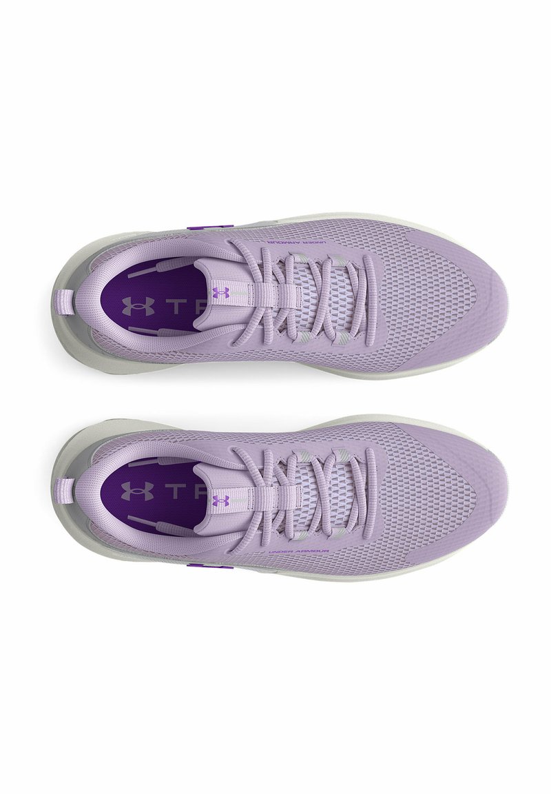 Zapatillas deportivas de color púrpura claro con una parte superior de malla transpirable, patrones texturizados, una entresuela blanca y acentos morados en la plantilla y la marca.