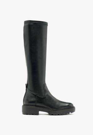 Czarne skórzane botki do kolan z teksturowanym wykończeniem, z grubą podeszwą i bocznym zamkiem błyskawicznym dla łatwego zakładania. Szwy wykończeniowe na górze.