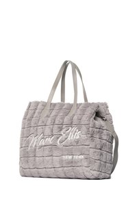 Grijze pluche totebag met een doorgestikt patroon, voorzien van grijze leren handvatten en witte tekst met de woorden "Marie Ellis NEW YORK".